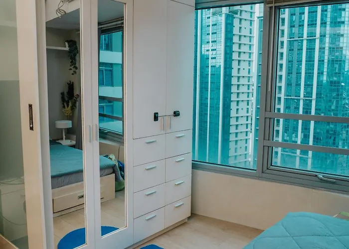 Chic Eastwood W Pool Access, 55inch Tv And Wifi Manila