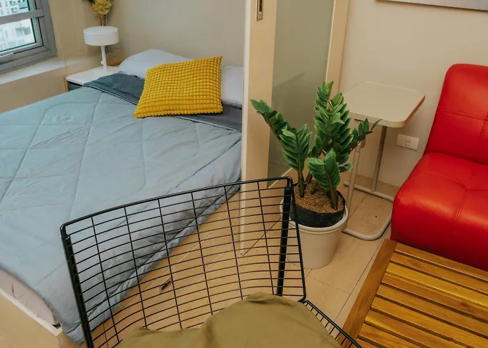 Chic Eastwood W Pool Access, 55inch Tv And Wifi Aparthotel Manila