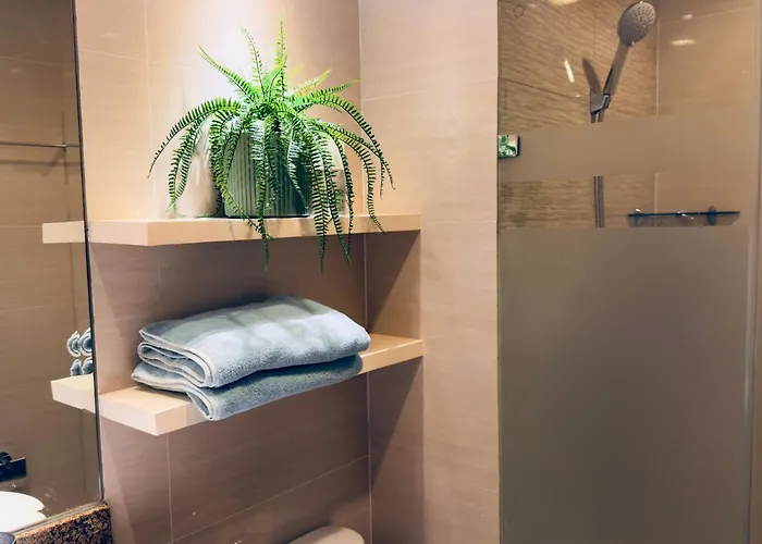 Chic Eastwood W Pool Access, 55inch Tv And Wifi