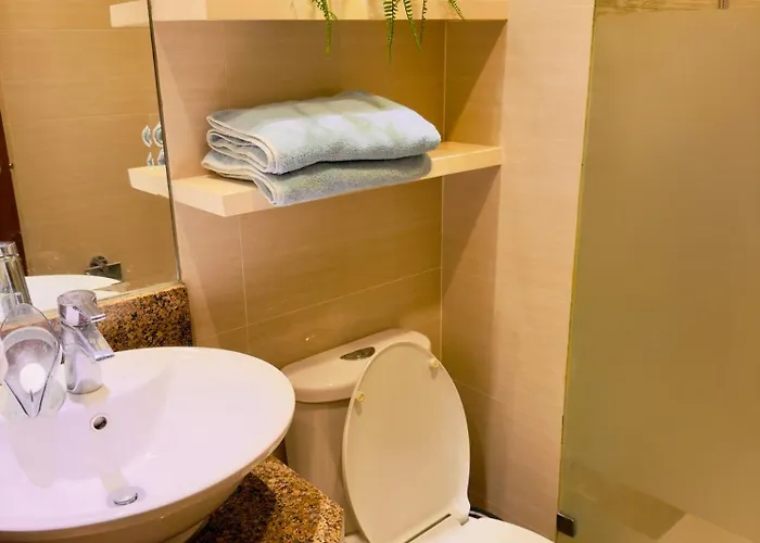 Aparthotel Chic Eastwood W Pool Access, 55inch Tv And Wifi Manila