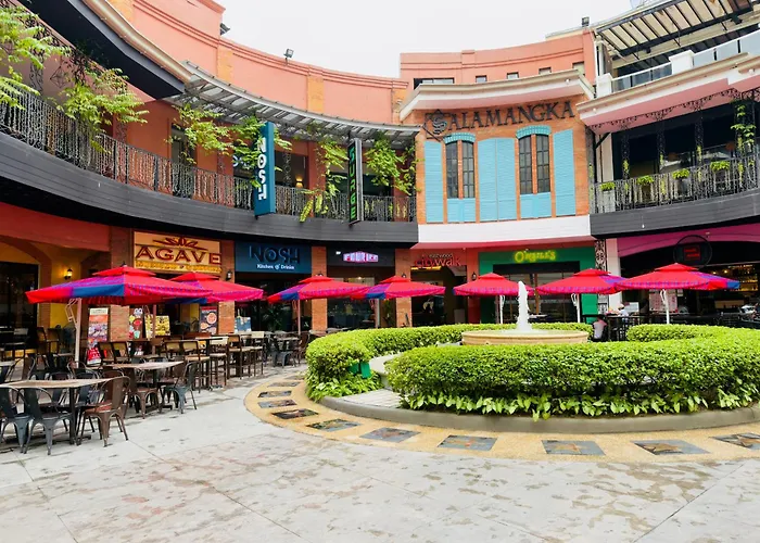 Chic Eastwood W Pool Access, 55inch Tv And Wifi Manila