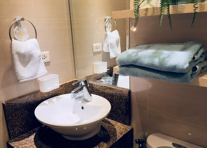 Chic Eastwood W Pool Access, 55inch Tv And Wifi Manila