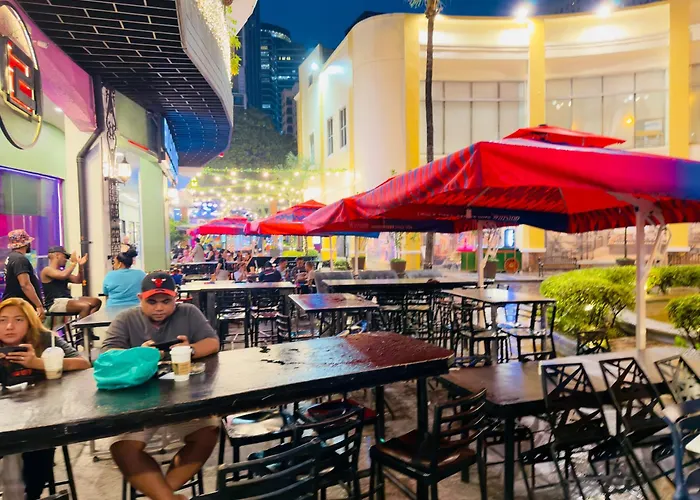 Chic Eastwood W Pool Access, 55inch Tv And Wifi Aparthotel Manila